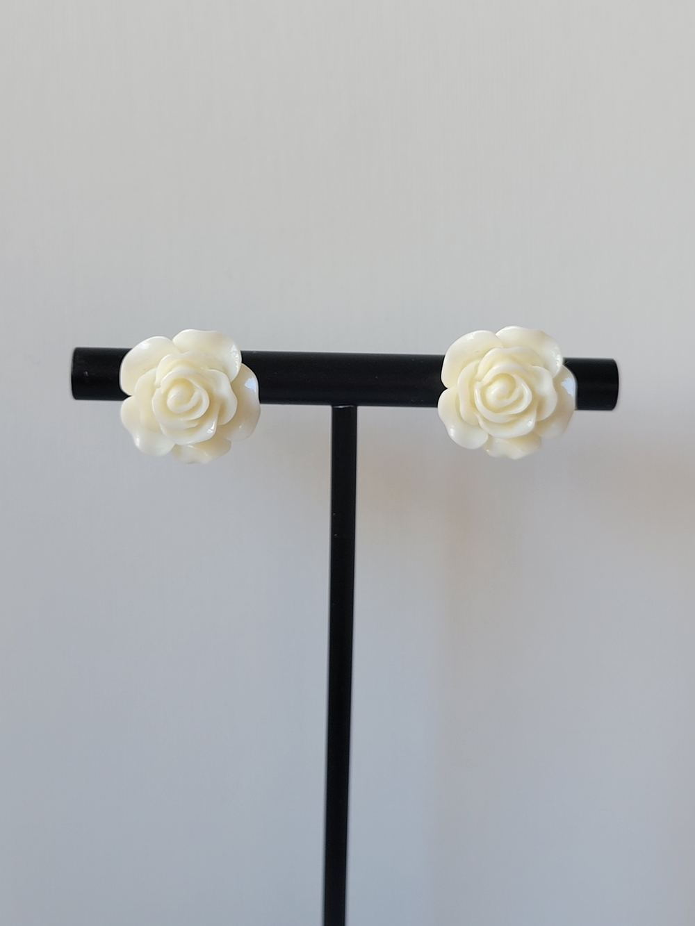 5/$25💎 Ivory Colored Rose Stud Earrings